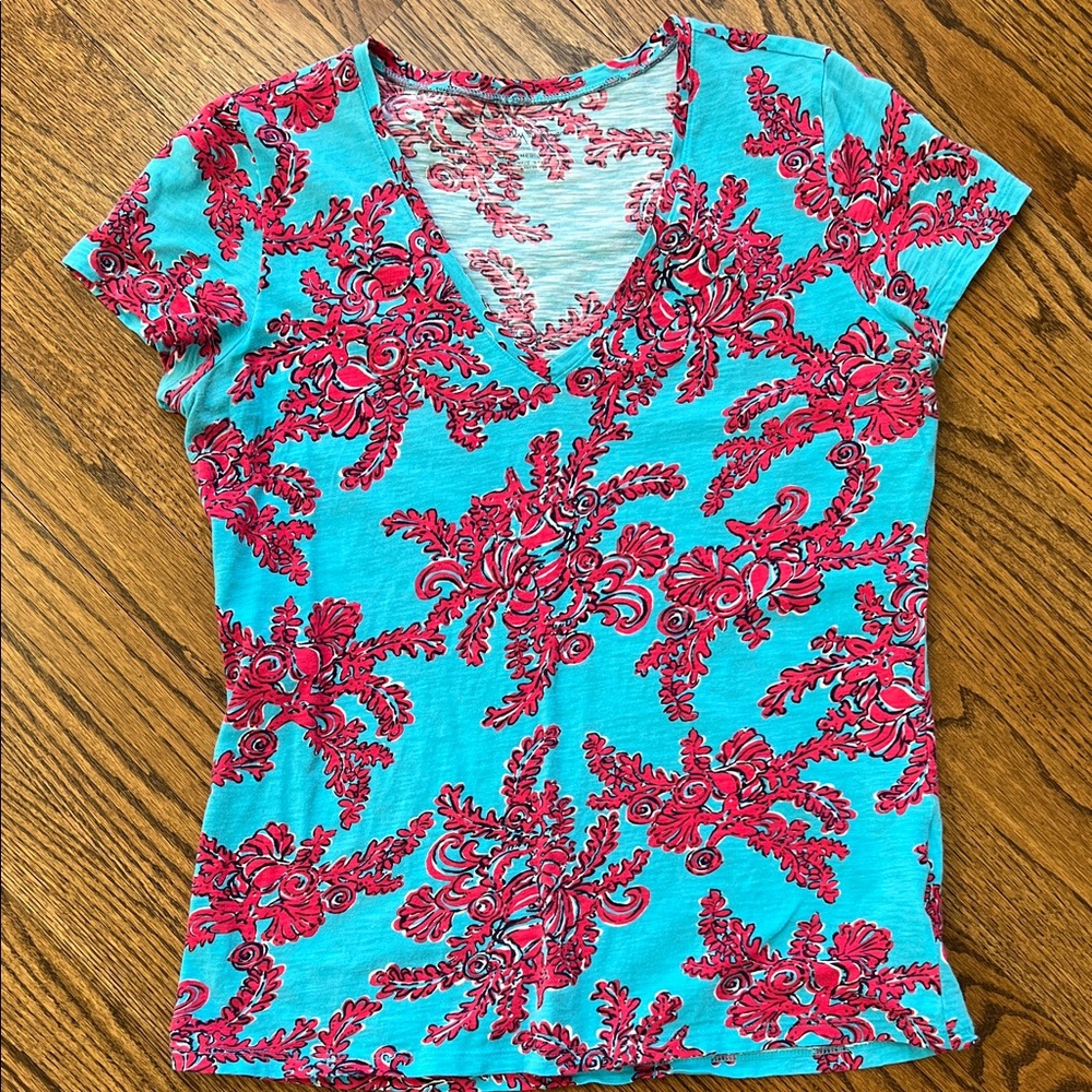 Lilly Pulitzer Vibrant Blue and Red Floral Tropical V-Neck Short Sleeve Top Tee